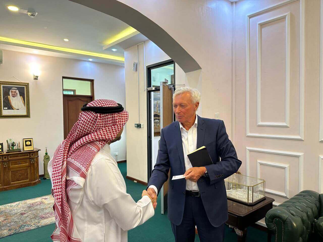 The ambassador received the CEO of Peak Rare Earths in his office.